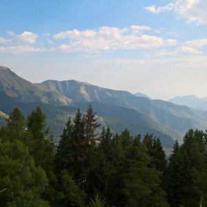 Juste un peu plus haut que l'hôtel