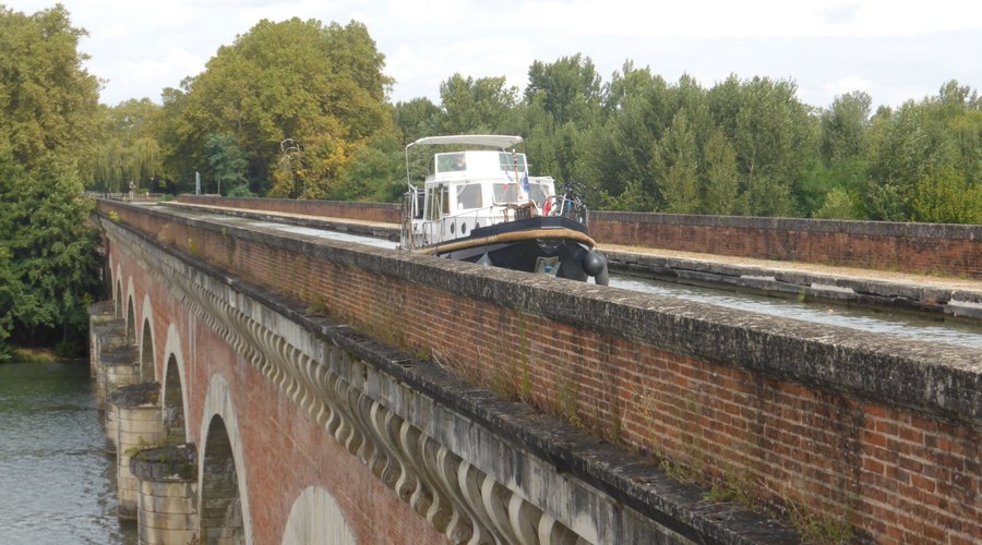Our boat crossing the Pont Canal at Moissac