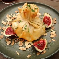 Camembert con higos en pasta filo.