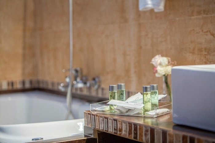 Mujer Que Tiene Un Momento De Día En El Spa En El Moderno Baño Interior  Relajante En Casa En El Baño De Hidromasaje Interior Bañer Imagen de  archivo - Imagen de jacuzzi