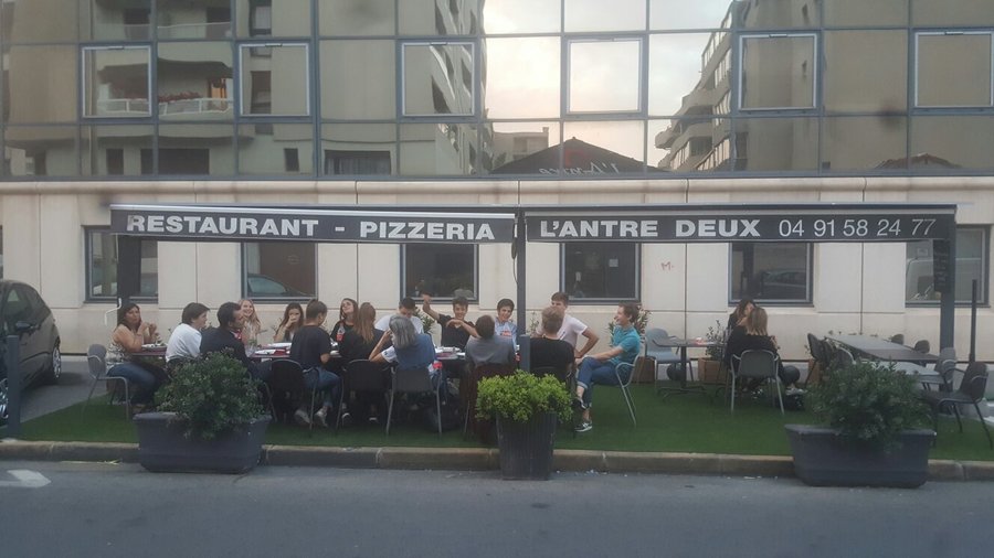 La salle du restaurant et sa terasse
