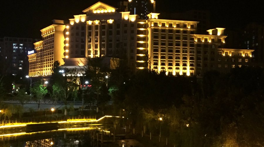 Vista noturna do hotel