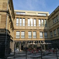 Innenhof mit Außengastronomie