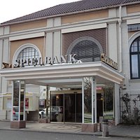 入口は歴史を感じさせる造りです