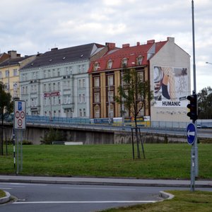 Ubytovna je ta zelenkavá budova uprostřed