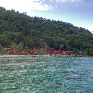 view from JETTY DROP OFF point (red huts are Sanja Bay resort)