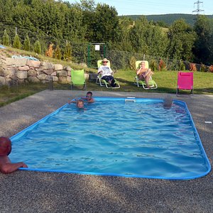 Vonkajší bazén s výhľadom na okolie