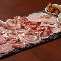 Tagliere mantovano: Salame mantovano, pancetta, coppa, mortadella con ciccioli, polenta abbrusto