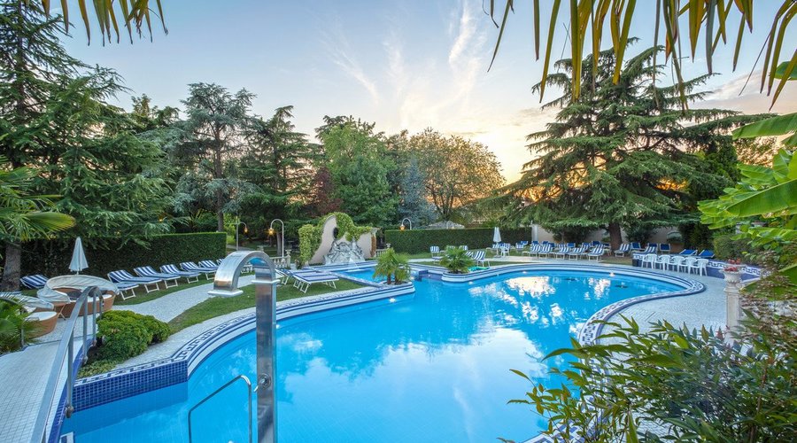 Piscina esterna e giardino. Le piscine sono aperte tutti i giorni fino alle 23