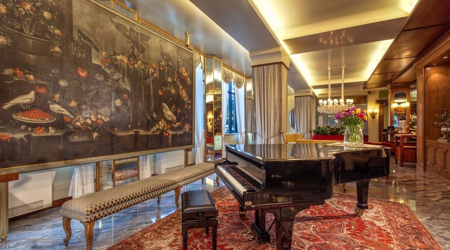 Il pianoforte nella Hall. luogo di incontro, aperitivi, feste
