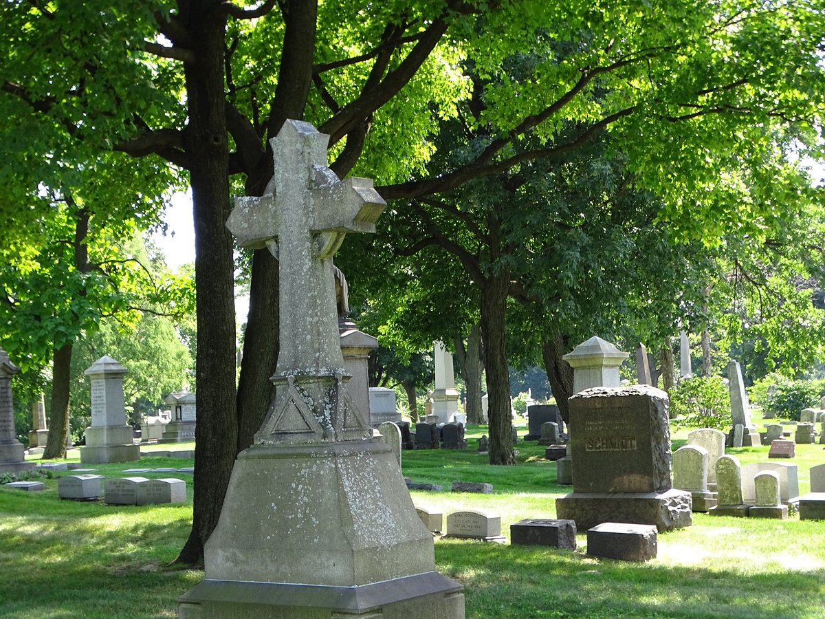 Ernie Banks gets a new memorial in Graceland Cemetery, within