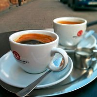 Es gibt warme Milch zum Kaffee - wie in Italien.