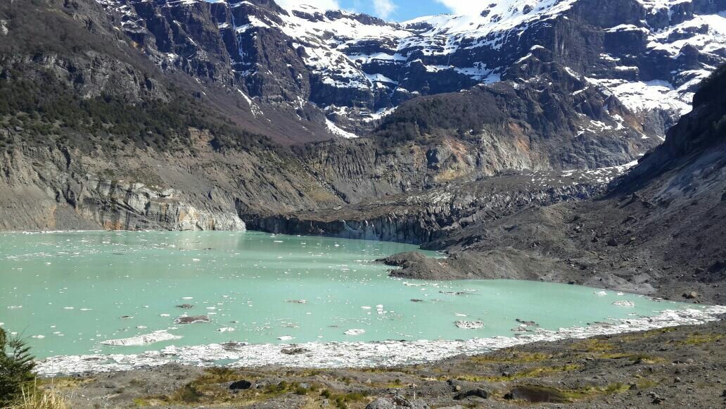 El Ventisquero negro es el más oscuro de los glaciares al pie del cerro Tronador