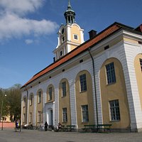 Nyköpings turistbyrå ligger i det gamla Rådhuset som ursprungligen byggdes 1783.