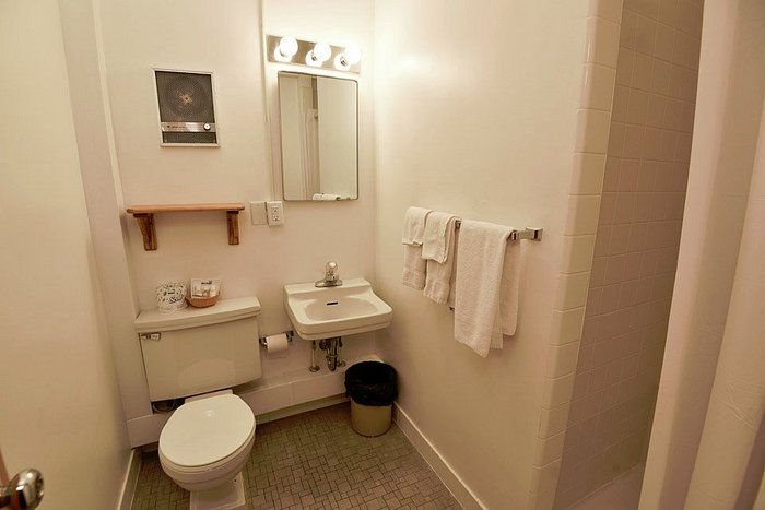 https://dynamic-media-cdn.tripadvisor.com/media/photo-o/0d/0f/e4/f0/two-twins-bathroom.jpg?w=700&h=-1&s=1