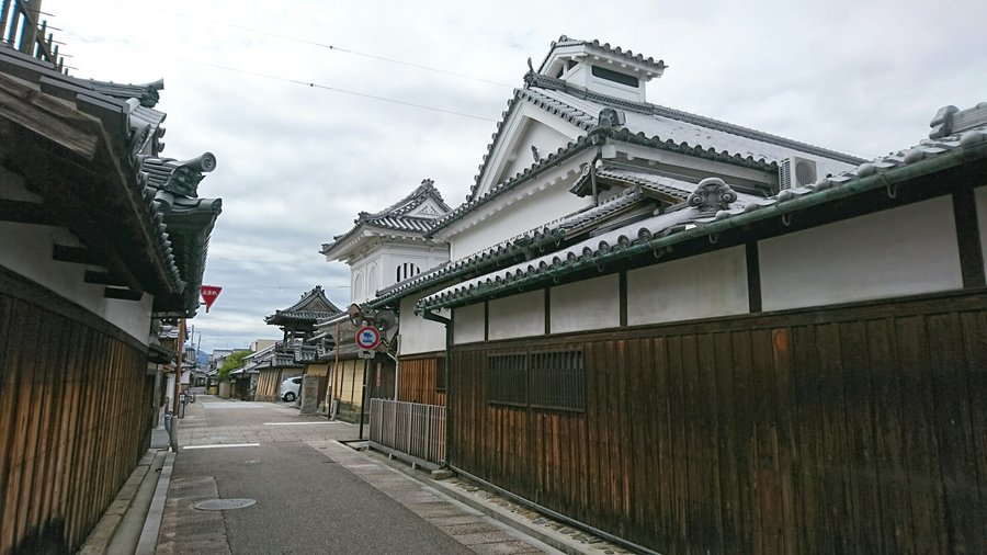 富田林寺内町

こじんまりとしているがお散歩するにはちょうど良い広さです。
駅からも近いですし、観光案内所や休憩所もけっこう完備されているのでこれからもアピール次第では観光客も増加しそうです。