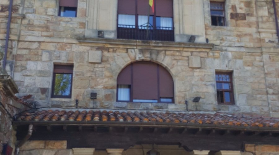 Entrada al balneario. Construcción de piedra muy bonita