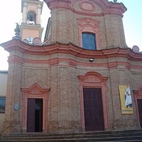 La facciata barocca col campanile