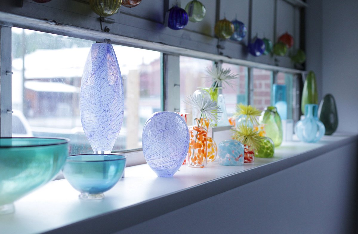 https://dynamic-media-cdn.tripadvisor.com/media/photo-o/0d/1a/70/20/hand-blown-glass-gallery.jpg?w=1200&h=-1&s=1