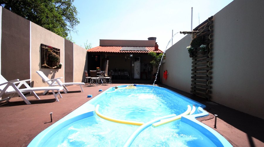 PISCINA COM HIDROMASSAGEM E AQUECIMENTO SOLAR(QUEBRAGELO), CHUVEIRÃO E ÁREA DE CHURRASCO PRIVATI