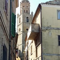il campanile da una via