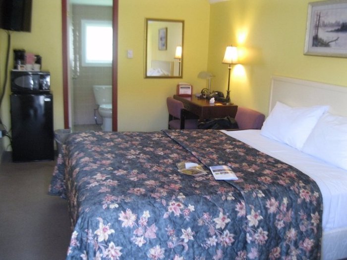 IMPERIAL INN - Prices & Hotel Reviews (Gananoque, Ontario, Canada)