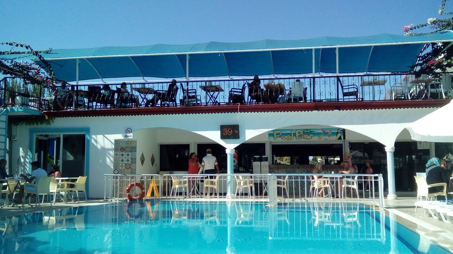 na dole bar, w głębi jadalnia, na górze taras widokowy