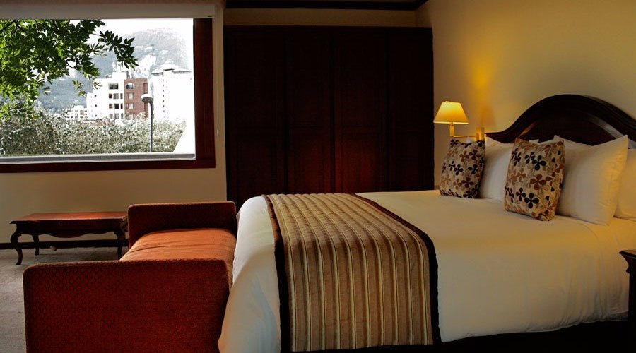 Junior Suite King:  cama king size, TV por cable, wifi, calentador, minibar.