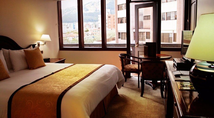 Estándar King:  cama king size, TV por cable, wifi, calentador.
