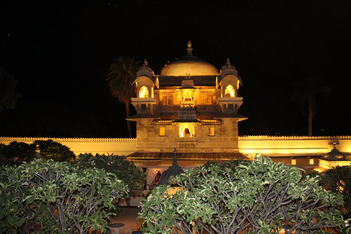 jag mandir udaipur en la noche