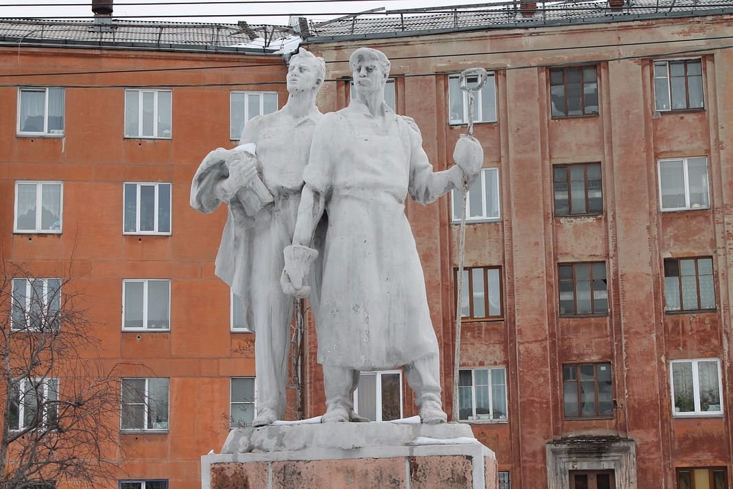 Памятник союзу. Памятник металлургам Союз труда и науки. Памятник металлургам Челябинск. Памятник сталеварам Челябинск. Памятники в металлургическом районе Челябинска.