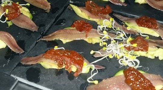 Anchoa, aguacate y tomate seco con parmesano