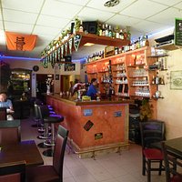 Blick zu der anderen Seite des Restauarants mit der Bar