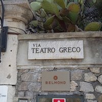 En Taormina Sicilia, ENTRADA A LA VIA DEL TEATRO GRECO
