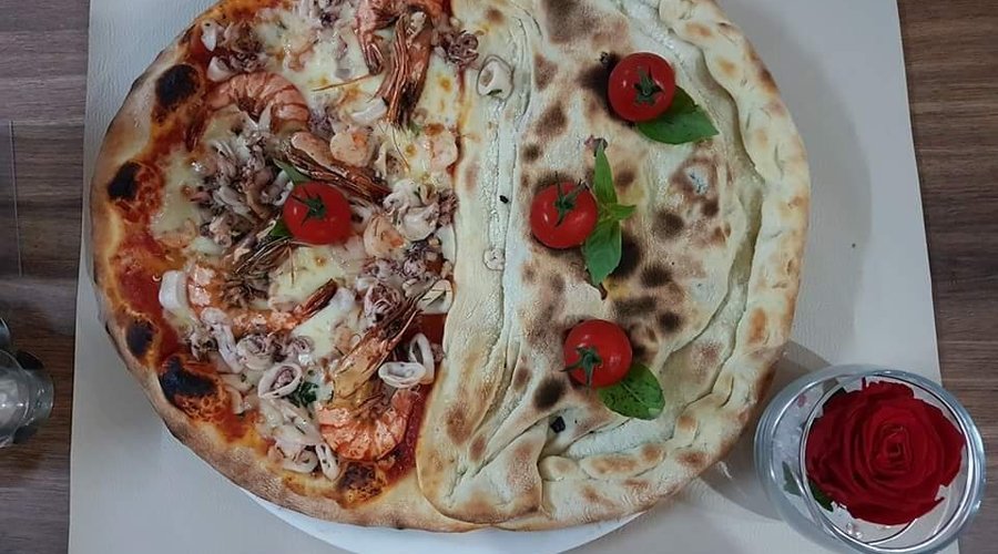 Spécialité du Pizzaiolo suite à la demande d'un client, Mi-Pizza Marinara Mi-Calzone !
