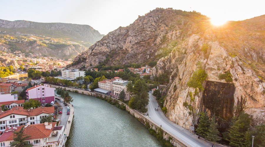 Yeşilırmağın kenarında merkezi konumu ile Büyük Amasya Oteli