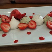 Fraises accompagnées d'une mousse au basilic