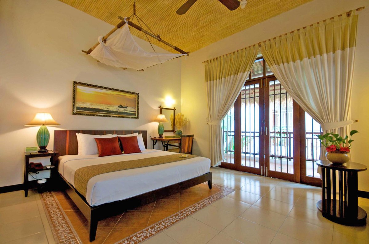 Deluxe queen room (interior)