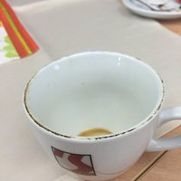 Der Rand der Kaffeetasse ist total verdreckt.