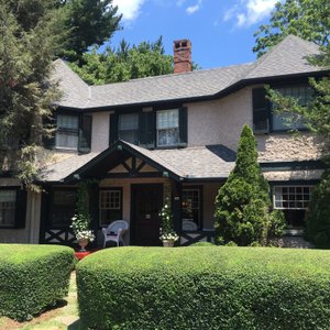 Welcome to Pinecrest B&B! One mile from downtown Asheville and 3 miles to Biltmore Estate.