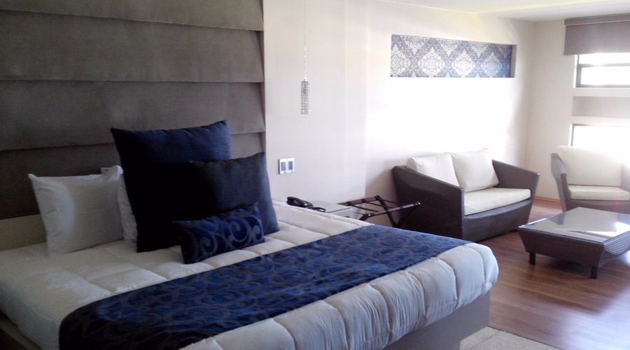 Habitación Master Suite: 1 cama King Size, 1 Tina, 1 Sala y 1 Comedor