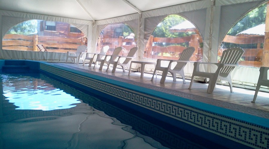 Piscina cubierta climatizada, de marzo a noviembre.
