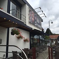 Voorgevel. En een lekker gerecht een garnaal en een kaaskroket gedecoreerd