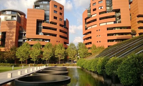 L'area residenziale - progettata da Mario Botta - che circonda la Galleria Campari