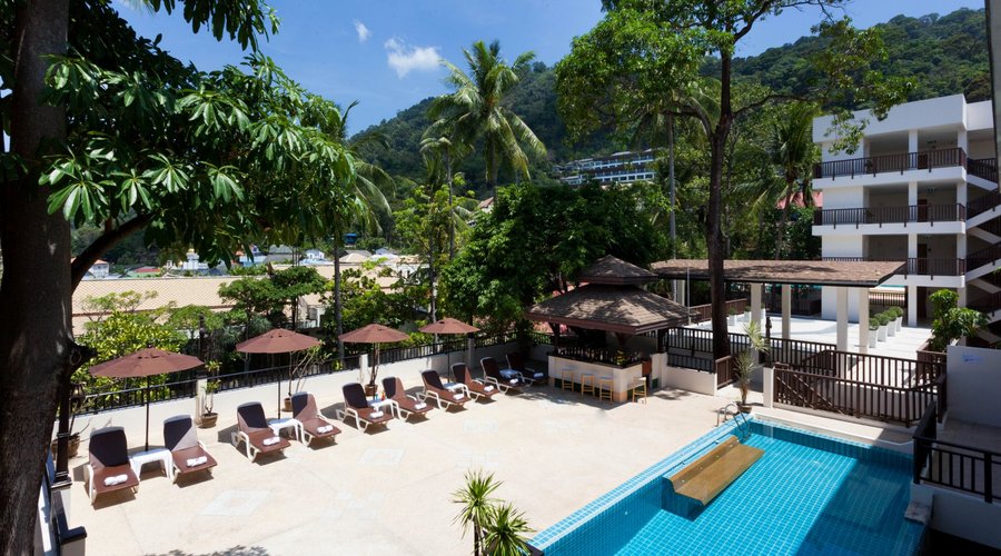 Deluxe Pool