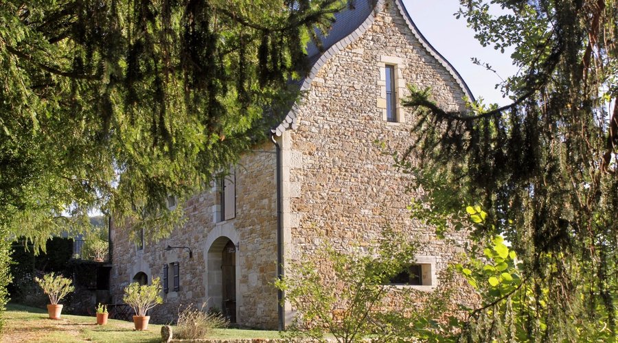 Vue sur le gîte côté donjon en arrivant par la grille