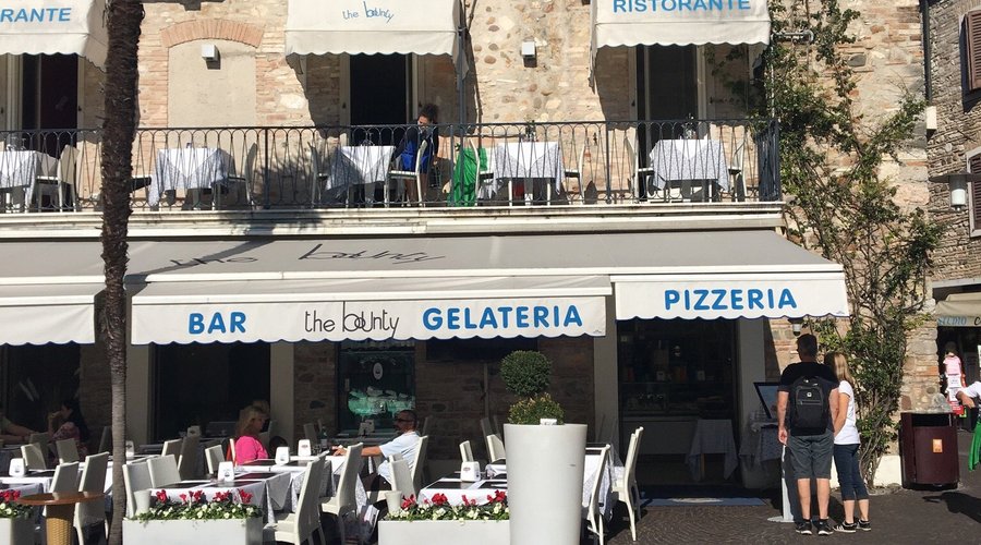 Bardzo przyjemna restauracja! Sympatyczna obsługa, dobre jedzenie w rozsądnych cenach :)