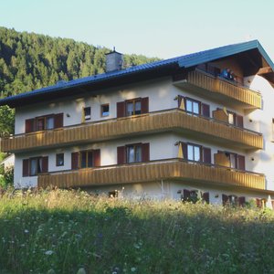 Gästehaus mit Ferienwohnungen, Blick aus SüdOst.