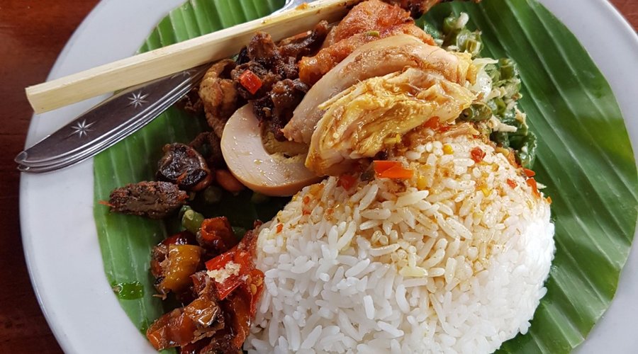 surga kuliner Warung Nasi Ayam Kedewatan Ibu Mangku – Ubud