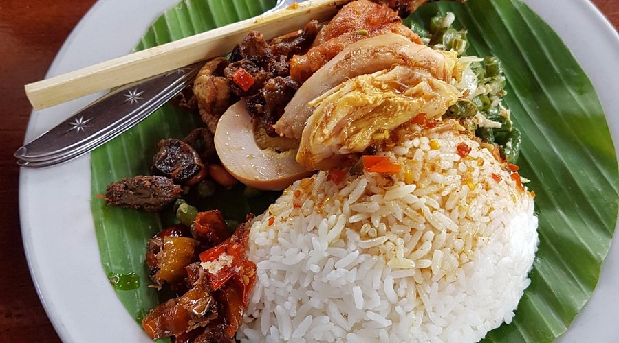 surga kuliner Warung Nasi Ayam Kedewatan Ibu Mangku – Ubud
